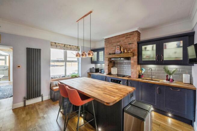 4 bed Semi-Detached for sale Image 2