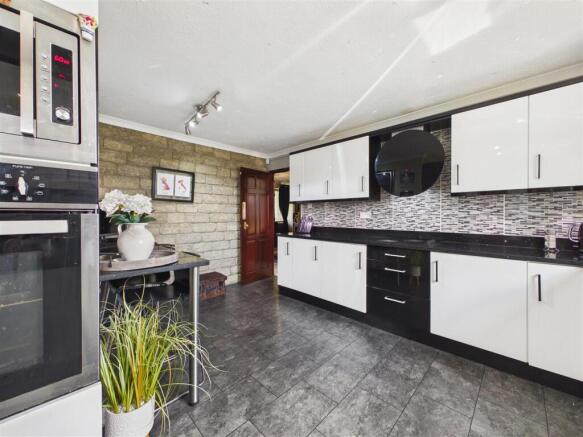 5 bed Detached for sale Image 10