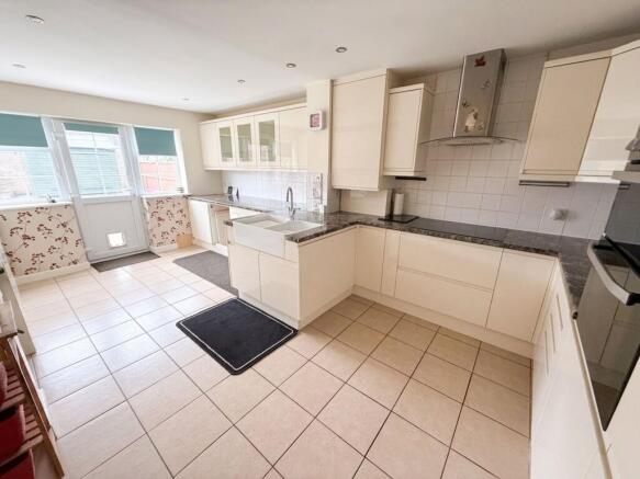 KITCHEN/BREAKFAST ROOM