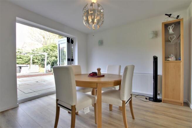 KITCHEN/DINING ROOM