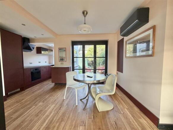 KITCHEN DINER