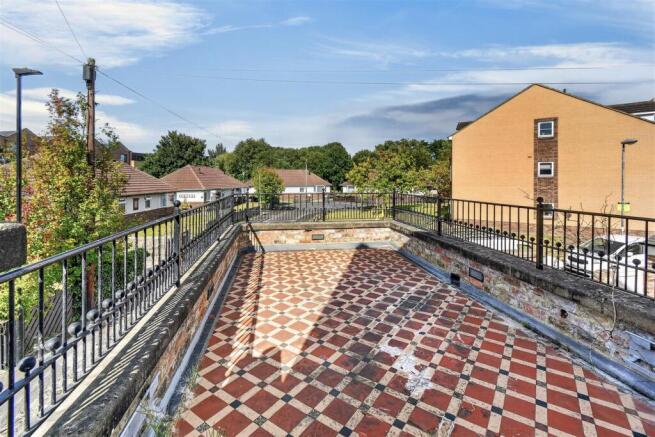 5 bed Semi-Detached for sale Image 9