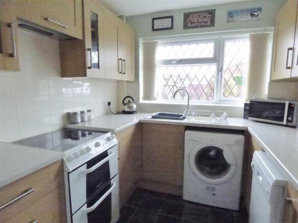 FITTED KITCHEN