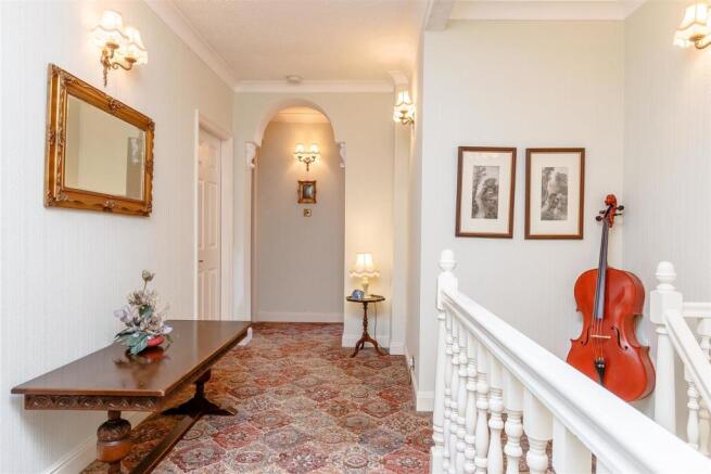 8364211-interior10.jpg