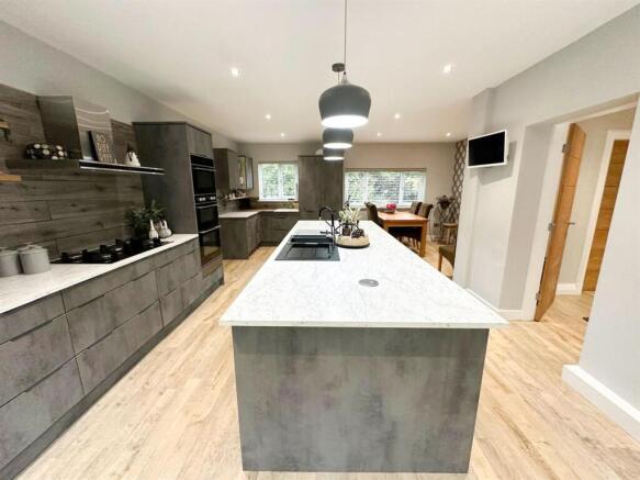 4 bed Detached for sale Image 11