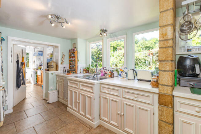 6 bed Detached for sale Image 9
