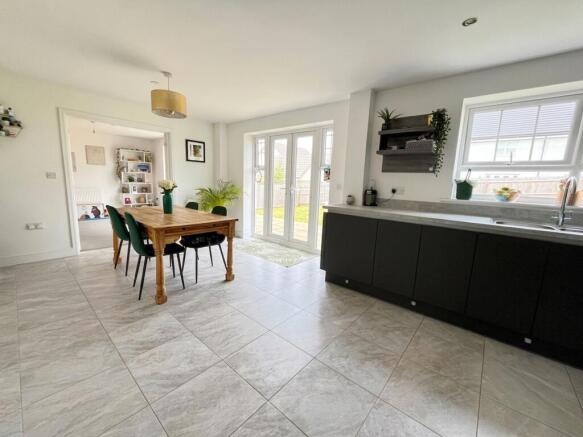 38 Cae Ffynnon, Cowbridge, Vale of Glamorgan CF71 7FJ photo 2