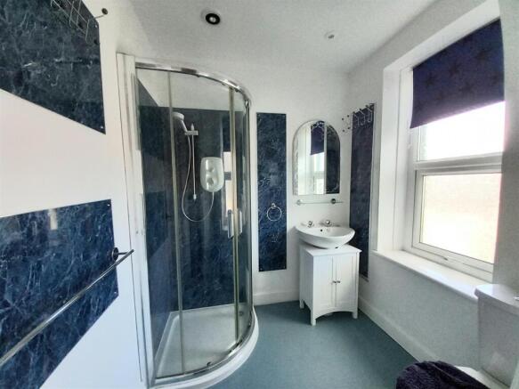 11 Brookfield En-suite 2.jpg