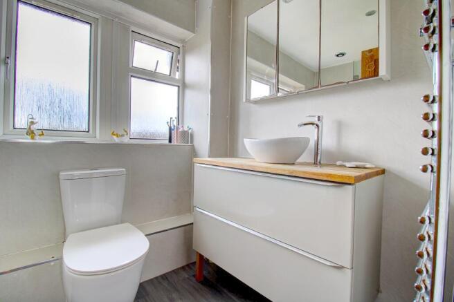 Family Bathroom (right)
