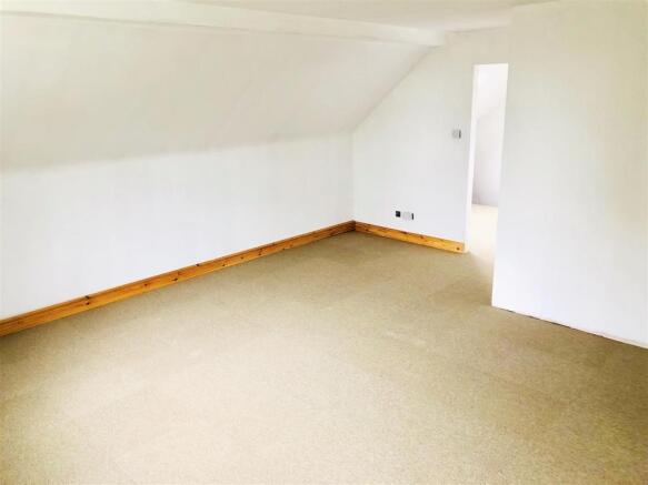 Large bedroom.jpg