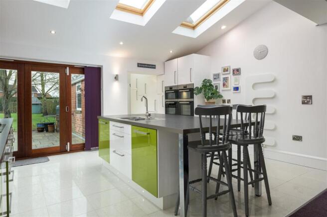LIVING FAMILY KITCHEN