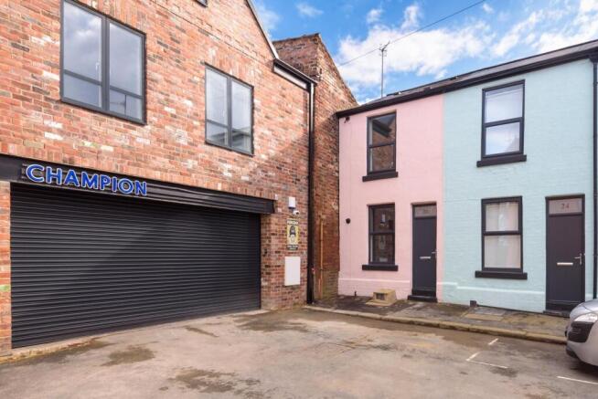 2 bed Terraced to rent Image 2