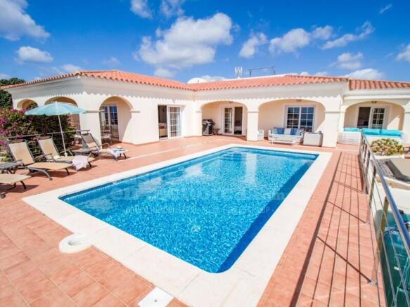 Villa with sea views in Binidalí