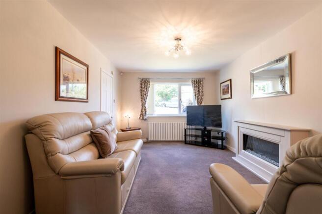 5 bed Detached for sale Image 7
