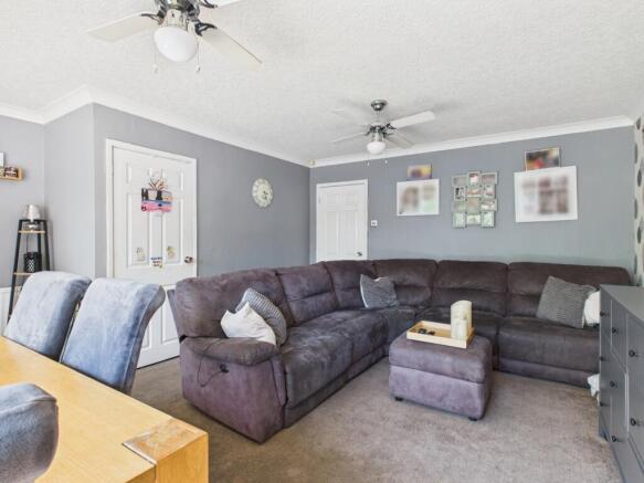 CAM03729G0-PR0029-STILL007