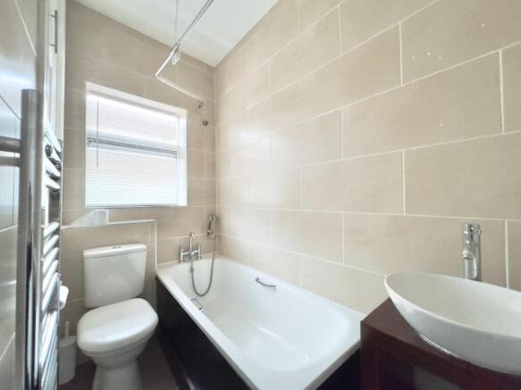2 bed Terraced to rent Image 5