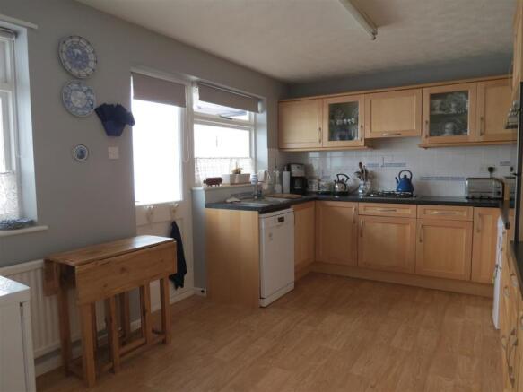 Kitchen/Breakfast Room: