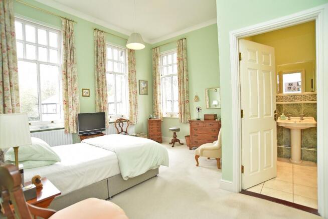 2 bed Flat for sale Image 8