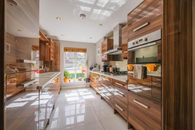 4 bed Terraced to rent Image 11
