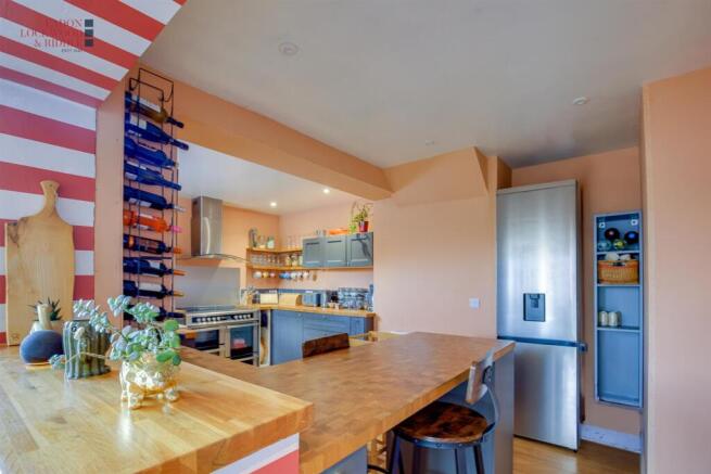 4 bed Semi-Detached for sale Image 8