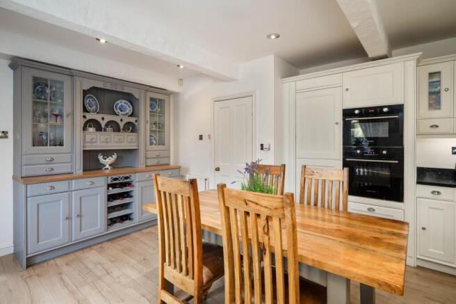 4 bed Detached for sale Image 9