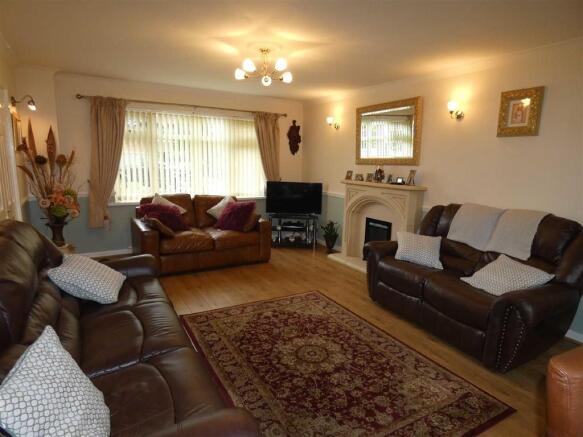 SPACIOUS LOUNGE/DINING ROOM