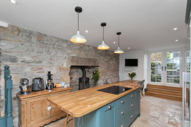 5 bed Detached for sale Image 7