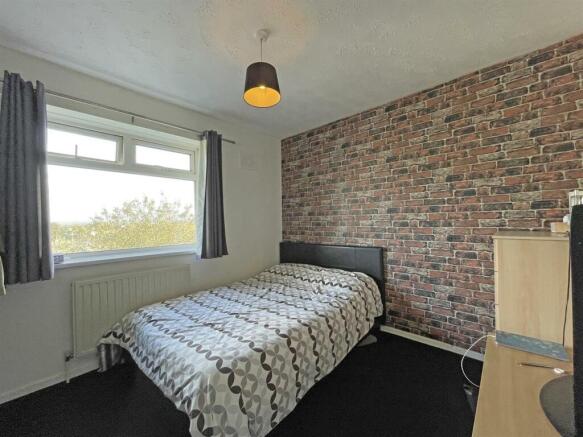 Hill Top Cres 41 Bed 2.jpg