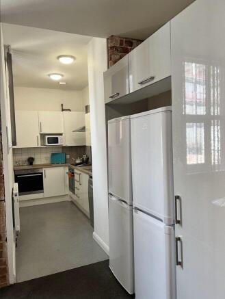 lower-brown-street-le1-5xu-995969