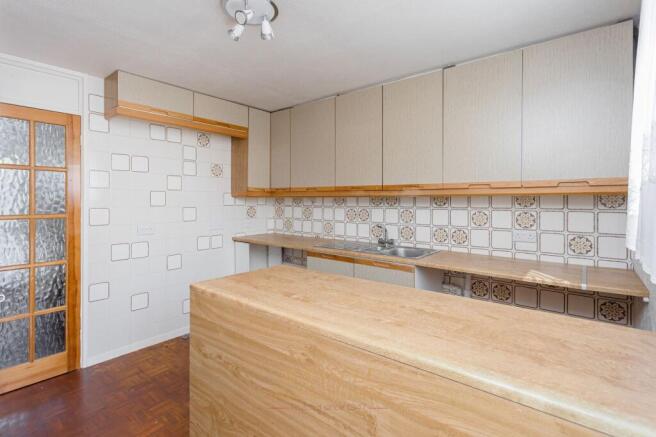 Manor Drive, Horley, RH6 photo 4