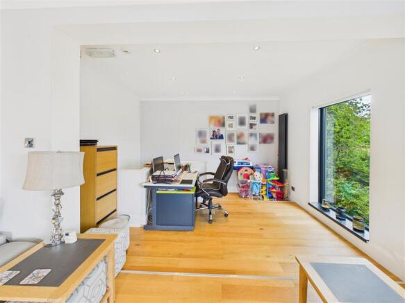 5 bed Detached for sale Image 10