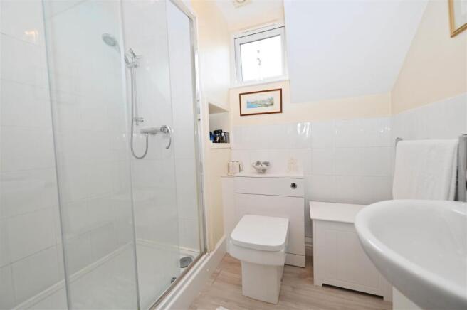 4 bed Detached for sale Image 11