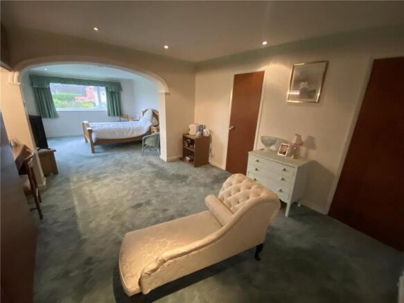 5 bed House for sale Image 9