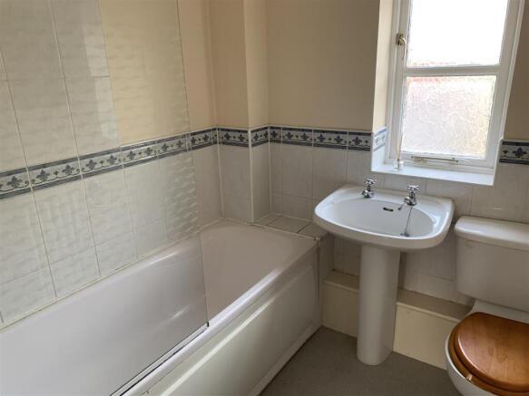 43 Poppy Bathroom.jpeg