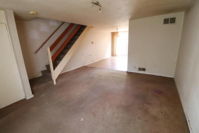 SITTING/DINING AREA