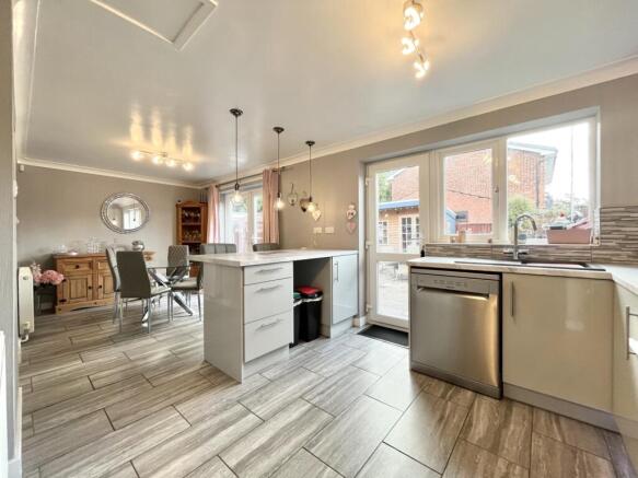 KITCHEN DINER