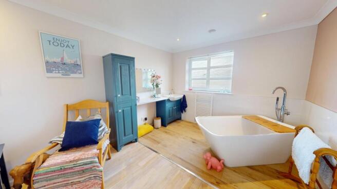 4 bed Detached for sale Image 10