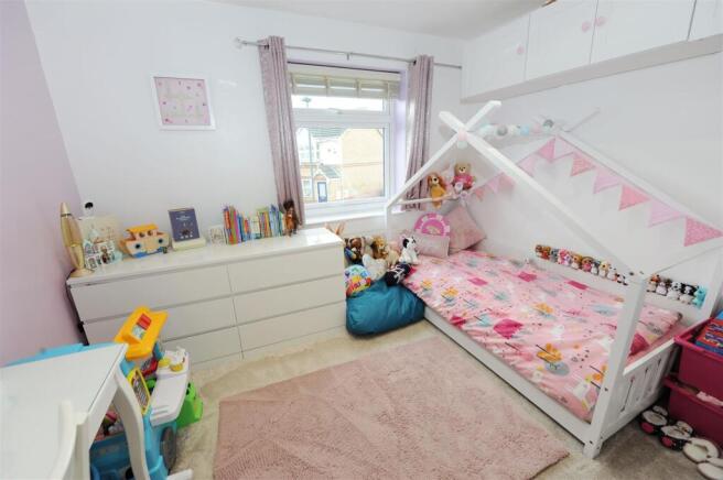4 bed Detached to rent Image 8