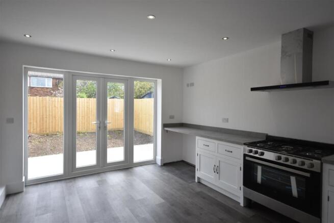 FURTHER VIEW OF THE DINING KITCHEN