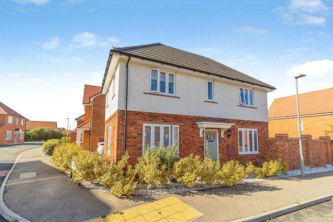 3-bed detached on Cianchi Grove, Eagle Farm South, Milton Keynes, £475,000