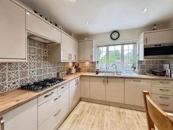 4 bed Detached for sale Image 4
