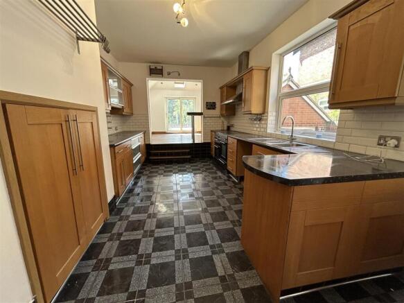 5 bed Semi-Detached to rent Image 6