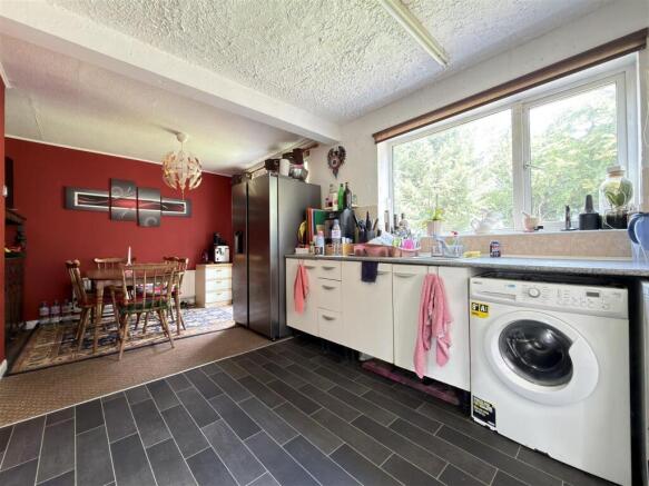 KITCHEN & DINING ROOM