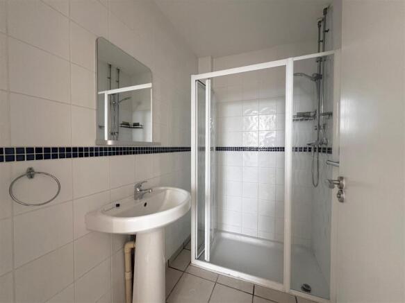 2 bed Apartment to rent Image 8