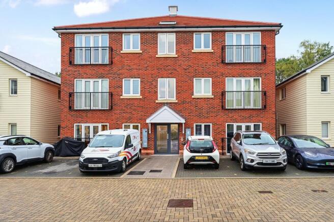 2-bed flat on Woodland Glade, Watersedge, GU16, £310,000