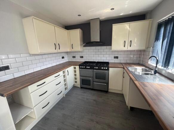 3 bed Semi-Detached for sale Image 10