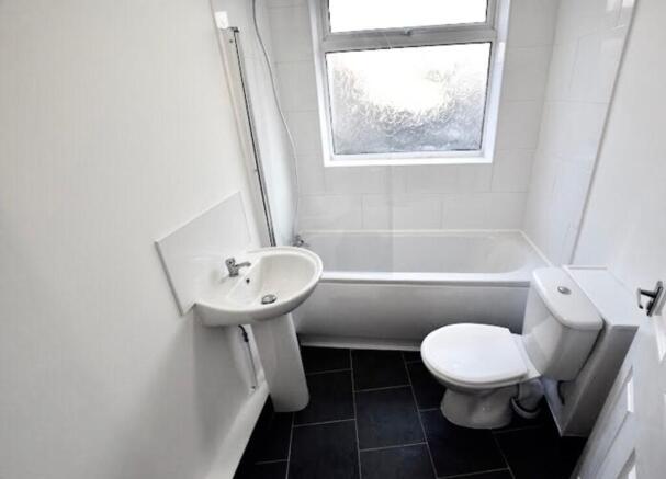 2 bed Terraced to rent Image 4