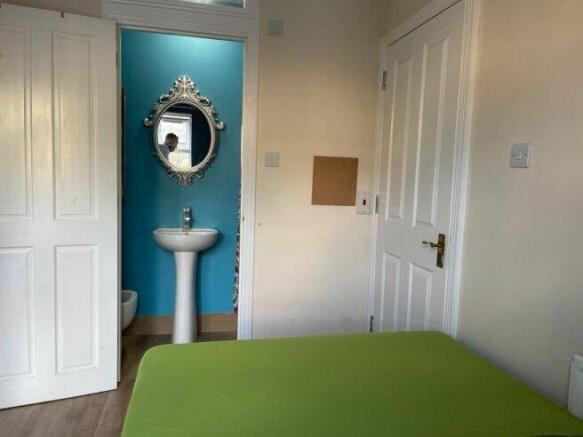 room-3-29-barnsdale-avenue-e14-9wr-993729