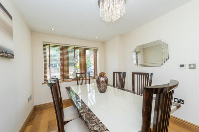 5 bed Detached for sale Image 9