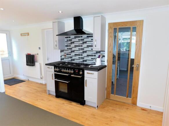 KITCHEN 3.JPG